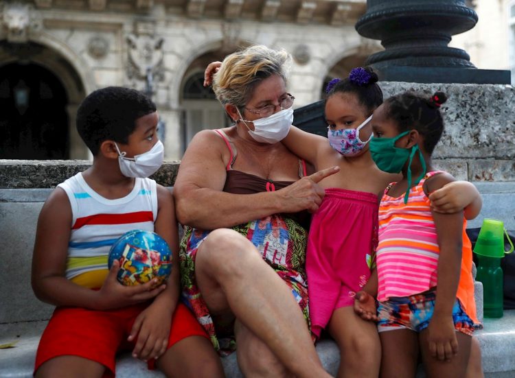 En La Habana fueron diagnosticados 14 personas con la COVID-19, en los municipios de Plaza de la Revolución, Boyeros, Centro Habana, La Lisa, Marianao y 10 de Octubre. Los contagios de Artemisa se detectaron en los municipios de Bauta y Caimito. Foto: Yander Zamora/EFE.