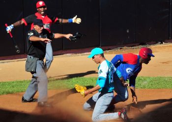 Elber Ibarra decreta safe en home durante el Juego de las Estrellas en Isla de la Juventud, en el 2014. Foto: Ricardo López Hevia.