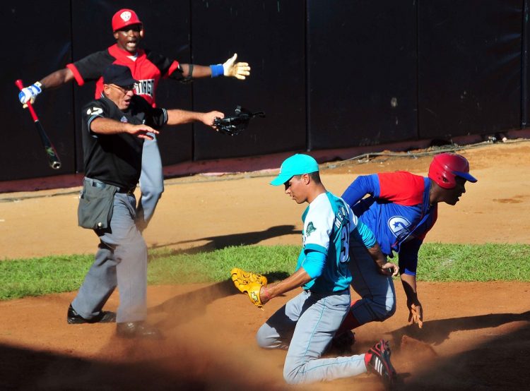 Elber Ibarra decreta safe en home durante el Juego de las Estrellas en Isla de la Juventud, en el 2014. Foto: Ricardo López Hevia.