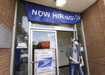 En imagen de archivo del jueves 4 de junio de 2020, un cliente sale de la oficina de correos de Estados Unidos que solicita empleados, en Seattle. Foto: AP/Elaine Thompson.