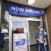 En imagen de archivo del jueves 4 de junio de 2020, un cliente sale de la oficina de correos de Estados Unidos que solicita empleados, en Seattle. Foto: AP/Elaine Thompson.