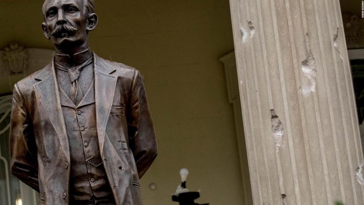 Vista exterior de la embajada de Cuba en Washington con marcas de disparos. Foto: CNN