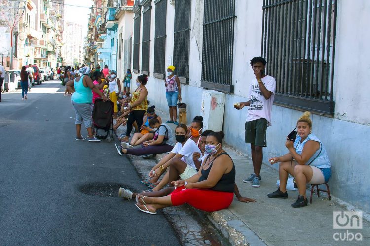 Continúan las colas para adquirir alimentos en La Habana. Foto: Otmaro Rodríguez