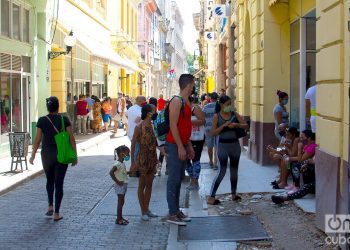 Niños en la calle Obispo con sus padres. Foto: Otmaro Rodríguez/Archivo.