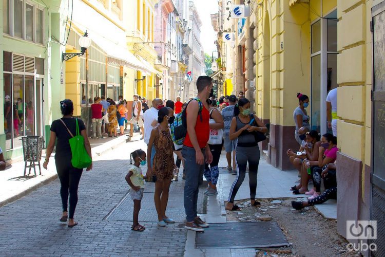 Niños en la calle Obispo con sus padres. Foto: Otmaro Rodríguez/Archivo.