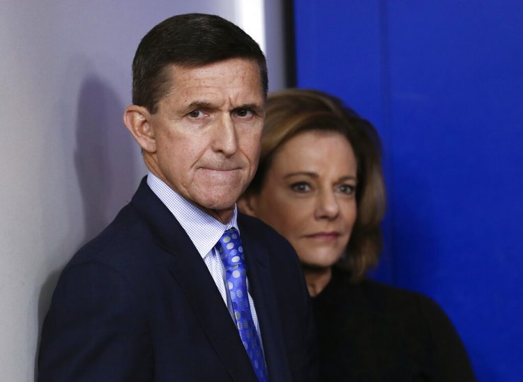 Michael Flynn, exasesor de seguridad nacional del presidente Donald Trump. .A su lado, la vice asesora de seguridad, K.T. McFarland. Foto: Carolyn Kaster/AP.