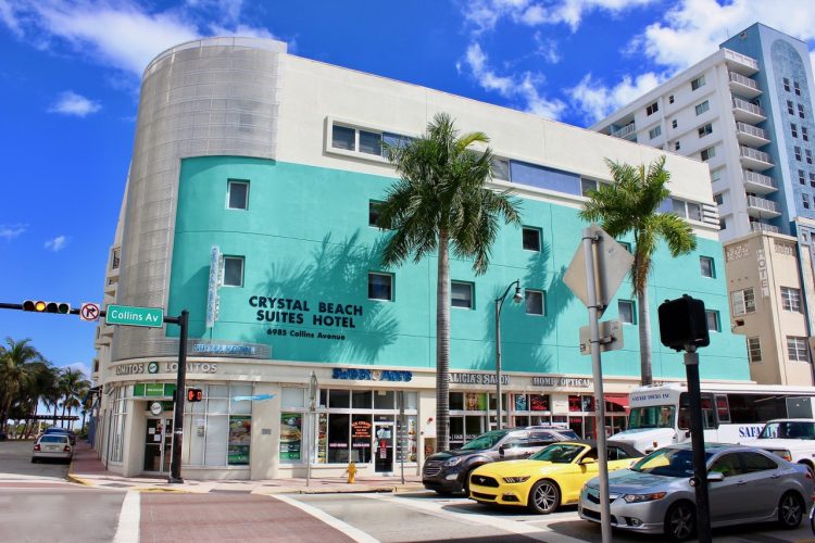 Hombre dispara en la recepción del hotel Crystal Beach Suites de Miami-Beach para exigir distancia social al resto de los clientes. Foto: https: crystalbeachsuites.com