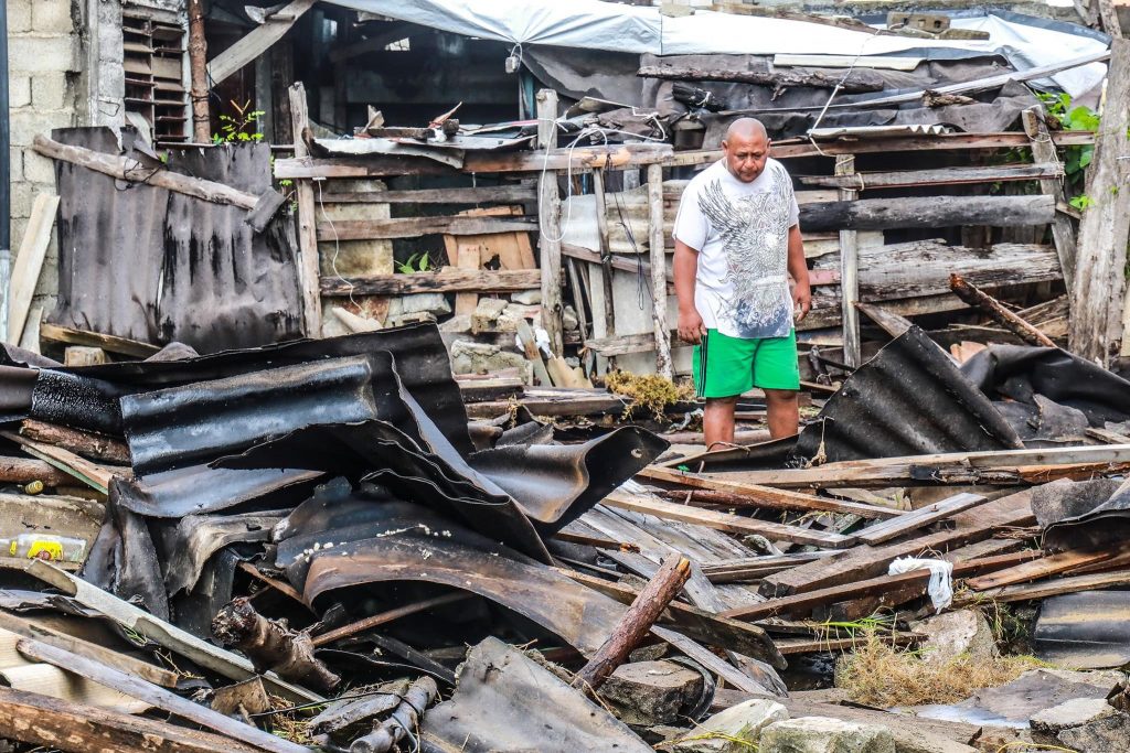 Un hombre camina sobre los escombros que dejó en la ciudad de Baracoa el huracán Isaías, a su paso por el norte del oriente cubano. Foto: Rubén Aja / Facebook.