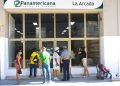 Personas conversan con autoridades y observan a través de las vidrieras de la tienda La Arcada, en la calle San Rafael de La Habana, una de las nuevas tiendas que iniciaron la venta de artículos en Moneda Libremente (MLC) este lunes 20 de julio de 2020. Foto: Otmaro Rodríguez.