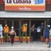 Compradores y policías en las afueras de la tienda La Cubana, de la calle Reina en La Habana, una de las nuevas tiendas que iniciaron la venta de artículos en Moneda Libremente (MLC) este lunes 20 de julio de 2020, como parte de las nuevas medidas económicas del gobierno cubano. Foto: Otmaro Rodríguez.