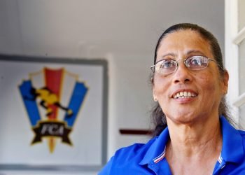 La deportista cubana María Caridad Colón conversa con Efe durante una entrevista, en la sede de la Federación Cubana de Atletismo (FCA), el 29 de julio del 2020, en La Habana. Foto: EFE/ Yander Zamora.