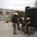 Un trío de músicos con mascarillas para protegerse del coronavirus espera clientes el jueves 9 de julio de 2020 en el cementerio municipal de Nezahualcóyotl, cerca del DF. Foto: Fernando Llano/AP.