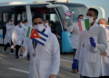 Una brigada médica regresa a Cuba desde Italia. Foto: Yamil Lage /EFE.