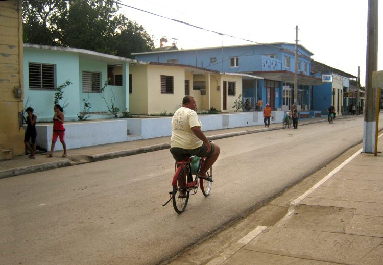 Calle Céspedes, Niquero. Foto: Wikipedia.