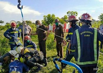 Bomberos durante la operación de rescate de Luis Yunier Carralero, atrapado en un pozo de 50 metros de profundidad. Foto: Tribuna de La Habana.