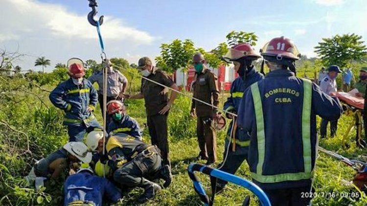 Bomberos durante la operación de rescate de Luis Yunier Carralero, atrapado en un pozo de 50 metros de profundidad. Foto: Tribuna de La Habana.