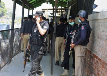 Policías reunidos en un acceso a la corte del distrito tras el asesinato de Tahir Shamim Ahmad, que estaba siendo juzgado por insultar al islam, en Peshawar, Pakistán, el miércoles 29 de julio de 2020. Foto: Muhammad Sajjad/AP.