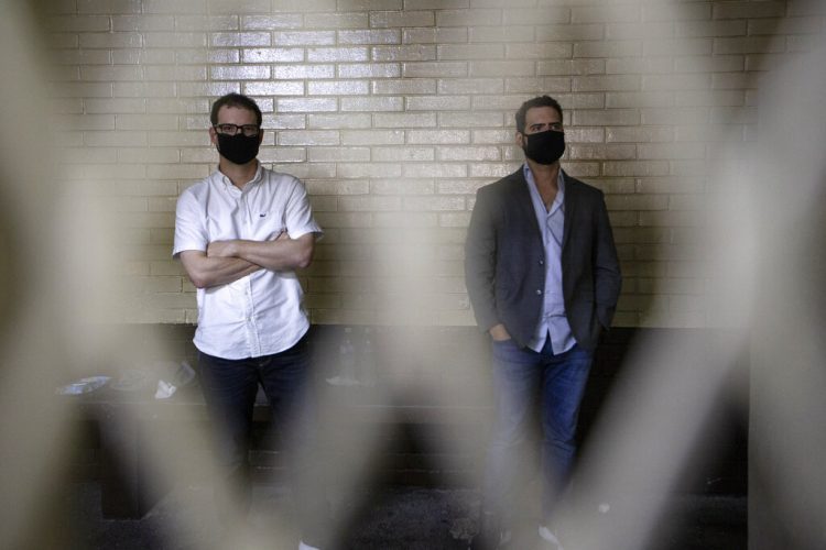 Los hijos del expresidente panameño Ricardo Martinelli, Ricardo Martinelli Linares, derecha, y su hermano, Luis Enrique, en una celda en el edificio de la corte judicial en Ciudad de Guatemala el martes 7 de julio de 2020. Foto: Moises Castillo/AP.