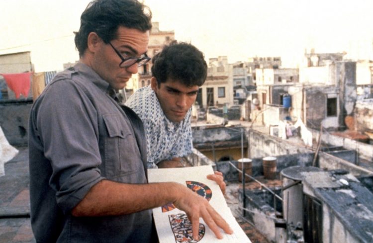 El actor cubano Jorge Perugorría junto a Vladimir Cruz en una escena del filme "Fresa y Chocolate". Foto: IMDB