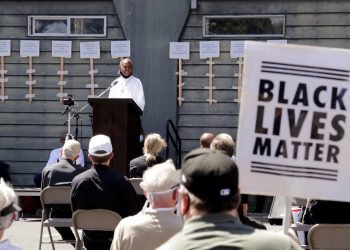 El diácono Joseph Conner habla en una vigilia de oración al aire libre por la justicia racial, en la iglesia de la Inmaculada Concepción el domingo 19 de julio de 2020 en Seattle. Foto: AP/Elaine Thompson.