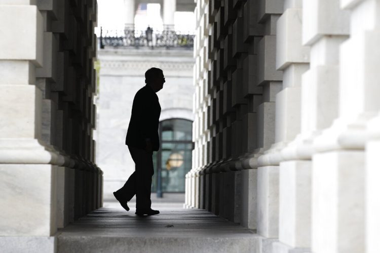 Fotografía de archivo del 21 de abril de 2020 del líder de la mayoría del Senado, Mitch McConnell, llegando al Capitolio. Foto: Patrick Semansky/AP.