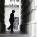 Fotografía de archivo del 21 de abril de 2020 del líder de la mayoría del Senado, Mitch McConnell, llegando al Capitolio. Foto: Patrick Semansky/AP.