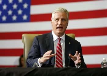 El asesor de seguridad nacional de la Casa Blanca, Robert O'Brien, habla en una sesión informativa sobre operaciones contra el narcotráfico, en Doral, Florida. Foto: Evan Vucci/AP/archivo.