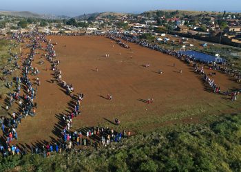 Centenares de personas hacen fila para recolectar alimentos en un centro de distribución en el asentamiento informal de Itereleng en Pretoria, Sudáfrica, el miércoles 20 de mayo de 2020, cuando el país cumplía 55 días de confinamiento soocial ordenado por el gobierno para evitar la propagación del coronavirus.  Foto: Phil Magakoe/AP