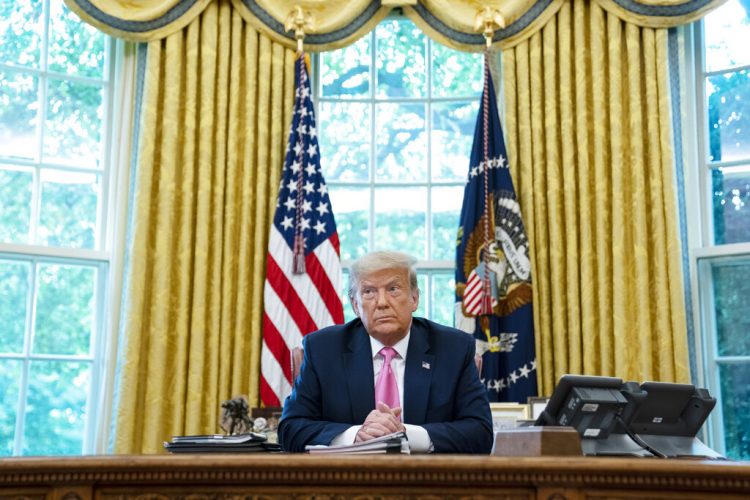 El presidente Donald Trump durante una reunión con el líder de la mayoría del Senado, Mitch McConnell, y con en el líder de la minoría de la Cámara de Representantes, Kevin McCarthy, en la Oficina Oval de la Casa Blanca, el lunes 20 de julio de 2020 en Washington. (AP Foto/Evan Vucci)