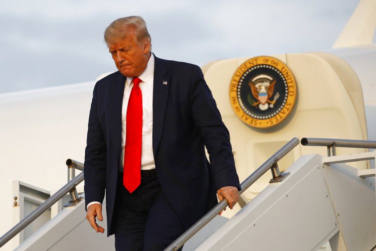 El presidente Donald Trump se baja de su avión en Morristown, Nueva Jersey, el 24 de julio de 2020. Foto: Patrick Semansky/AP.