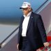 El presidente Donald Trump baja del avión presidencial en la Base de la Fuerza Aérea Andrews, en Maryland, el domingo 26 de julio de 2020. Foto: Patrick Semansky/AP.