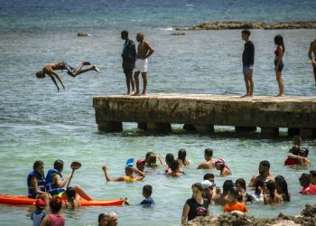 La gente disfruta el día en la Playa del Salado en Caimito, provincia de Artemisa, Cuba, el miércoles 15 de julio de 2020. Foto: AP/Ramón Espinosa.