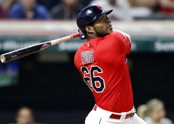 En esta foto de archivo del 18 de septiembre de 2019, el cubano Yasiel Puig, de los Indios de Cleveland, batea un sencillo que definió el encuentro ante los Tigres de Detroit en el décimo inning. Foto: AP/Tony Dejak. archivo)