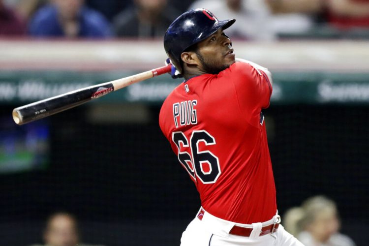 En esta foto de archivo del 18 de septiembre de 2019, el cubano Yasiel Puig, de los Indios de Cleveland, batea un sencillo que definió el encuentro ante los Tigres de Detroit en el décimo inning. Foto: AP/Tony Dejak. archivo)