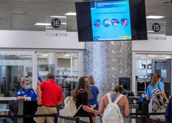Pasajeros pasan por un control de seguridad en el Aeropuerto Hartsfield-Jackson de Atlanta, en 2020 durante la pandemia de coronavirus. Foto: Erik S. Lesser / EFE / Archivo.
