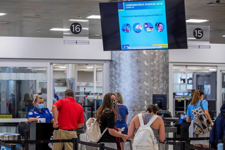 Pasajeros pasan por un control de seguridad en el Aeropuerto Hartsfield-Jackson de Atlanta, en 2020 durante la pandemia de coronavirus. Foto: Erik S. Lesser / EFE / Archivo.