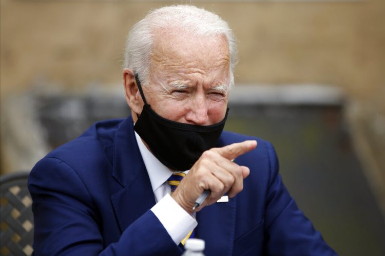 El candidato presidencial demócrata Joe Biden habla en una reunión con pequeños empresarios en Yeadon, Pennsylvania, EEUU. Foto: Matt Slocum/AP/Archivo.