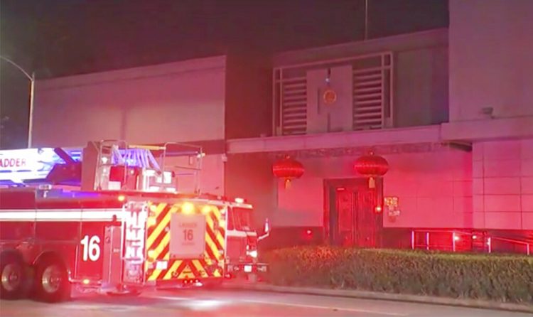 En esta imagen tomada de un video, un camión de bomberos visto en el exterior del consulado de China en Houston, el 21 de julio de 2020. Foto: KTRK vía AP.