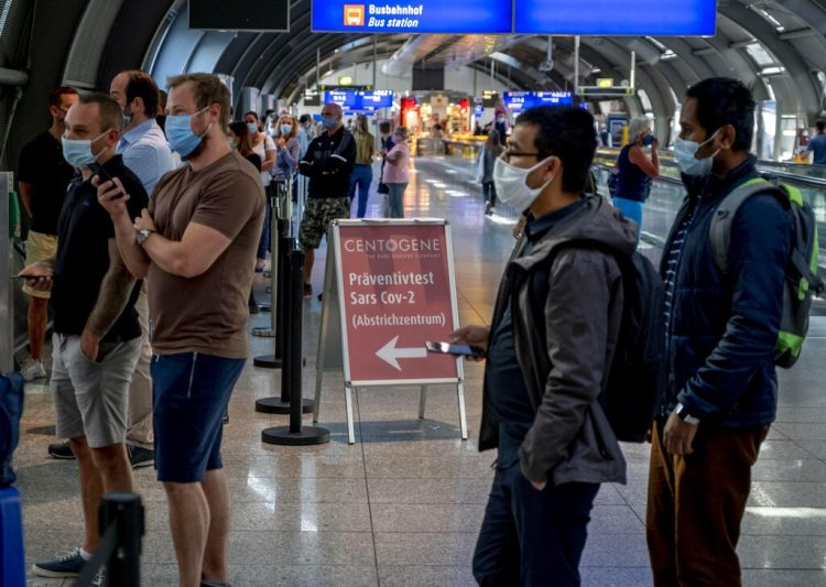 Docenas de pasajeros de varios países hacen fila en el centro de pruebas Centogene para pasar un test del COVID-19, en el aeropuerto de Fráncfort, en Alemania, el 24 de julio de 2020. Foto: Michael Probst/AP