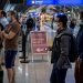 Docenas de pasajeros de varios países hacen fila en el centro de pruebas Centogene para pasar un test del COVID-19, en el aeropuerto de Fráncfort, en Alemania, el 24 de julio de 2020. Foto: Michael Probst/AP