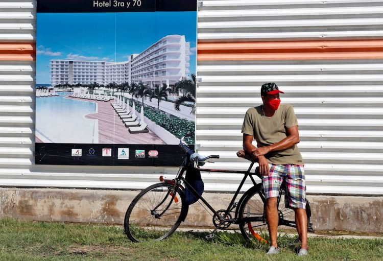 La persona con fuente de contagio en el exterior reside en el municipio habanero de Plaza y procedía de México. Los dos casos restantes fueron identificados en los municipios de Arroyo Naranjo y Bauta. Foto: Ernesto Mastrascusa/EFE