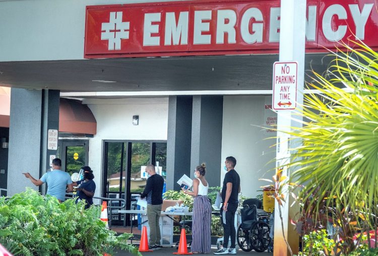 Personas esperan afuera del Hospital Hialeah, en Florida. EFE/CRISTOBAL HERRERA-ULASHKEVICH