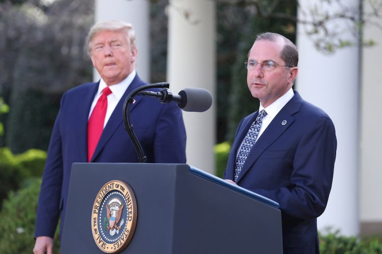 En la imagen, el secretario de Salud de Estados Unidos, Alex Azar (d), junto al presidente estadounidense, Donald J. Trump (i). Foto: Michael Reynolds / EFE / Archivo