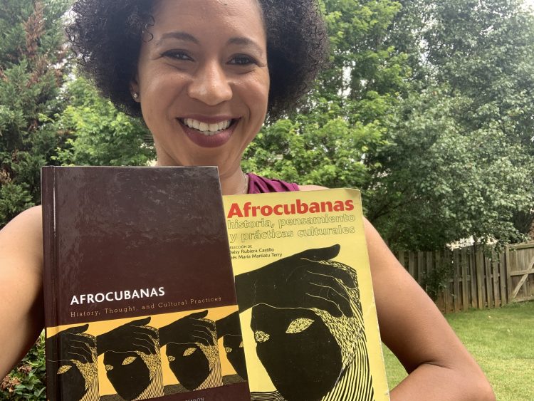 Devyn Spence Benson con ambas ediciones del libro "Afrocubanas". Fotos: cortesía de la autora.
