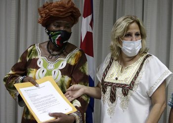 Ana Teresita González (D), viceministra primera del Mincex, y Thaninga Pandit (I), embajadora de la República de Sudáfrica en Cuba, durante la entrega de una donación sudafricana a la Isla para la lucha contra el coronavirus. Foto: Abel Padrón Padilla/Cubadebate.