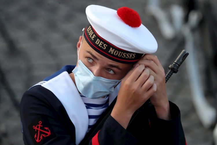 Una oficial de la Armada francesa se prepara para el desfile militar anual del Día de la Bastilla, en la Plaza de la Concordia, en París. Foto: CHRISTOPHE PETIT TESSON/ EFE / EPA.