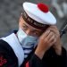 Una oficial de la Armada francesa se prepara para el desfile militar anual del Día de la Bastilla, en la Plaza de la Concordia, en París. Foto: CHRISTOPHE PETIT TESSON/ EFE / EPA.