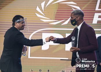 Marcel Hernández (derecha) recibió el premio de mejor jugador extranjero del fútbol costarricense. Foto: Tomada de UNAFUT.