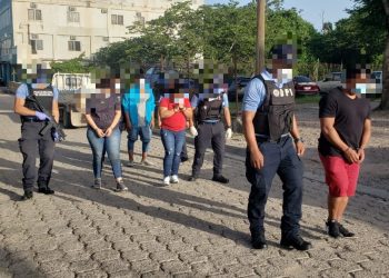 En el operativo, las autoridades también capturaron a cinco hondureños, supuestos miembros de una banda dedicada al delito de tráfico de personas, según un informe del organismo de seguridad. Foto: twitter.com/PoliciaHonduras