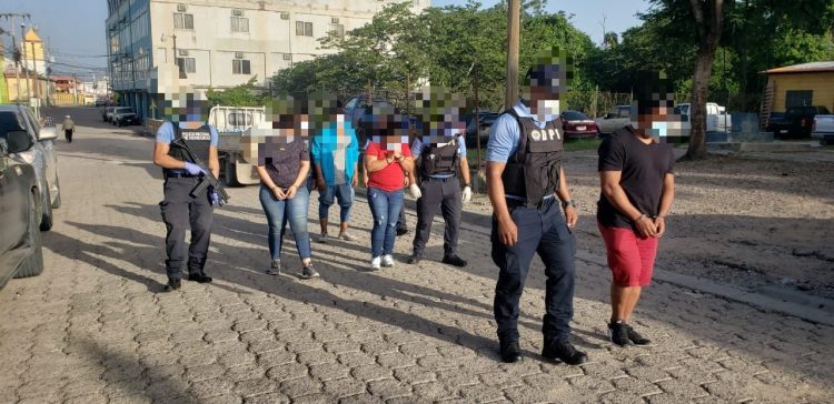 En el operativo, las autoridades también capturaron a cinco hondureños, supuestos miembros de una banda dedicada al delito de tráfico de personas, según un informe del organismo de seguridad. Foto: twitter.com/PoliciaHonduras